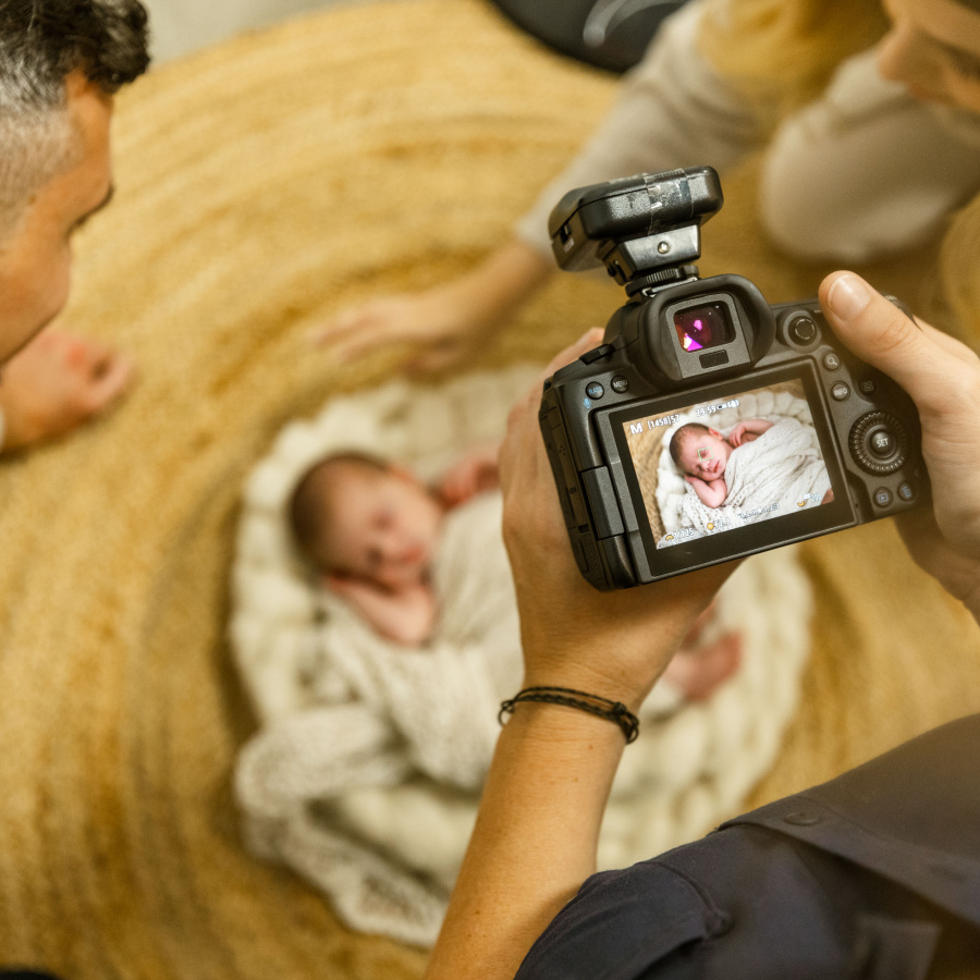 Neugeborenen Fotoshooting mit Mama und Papa